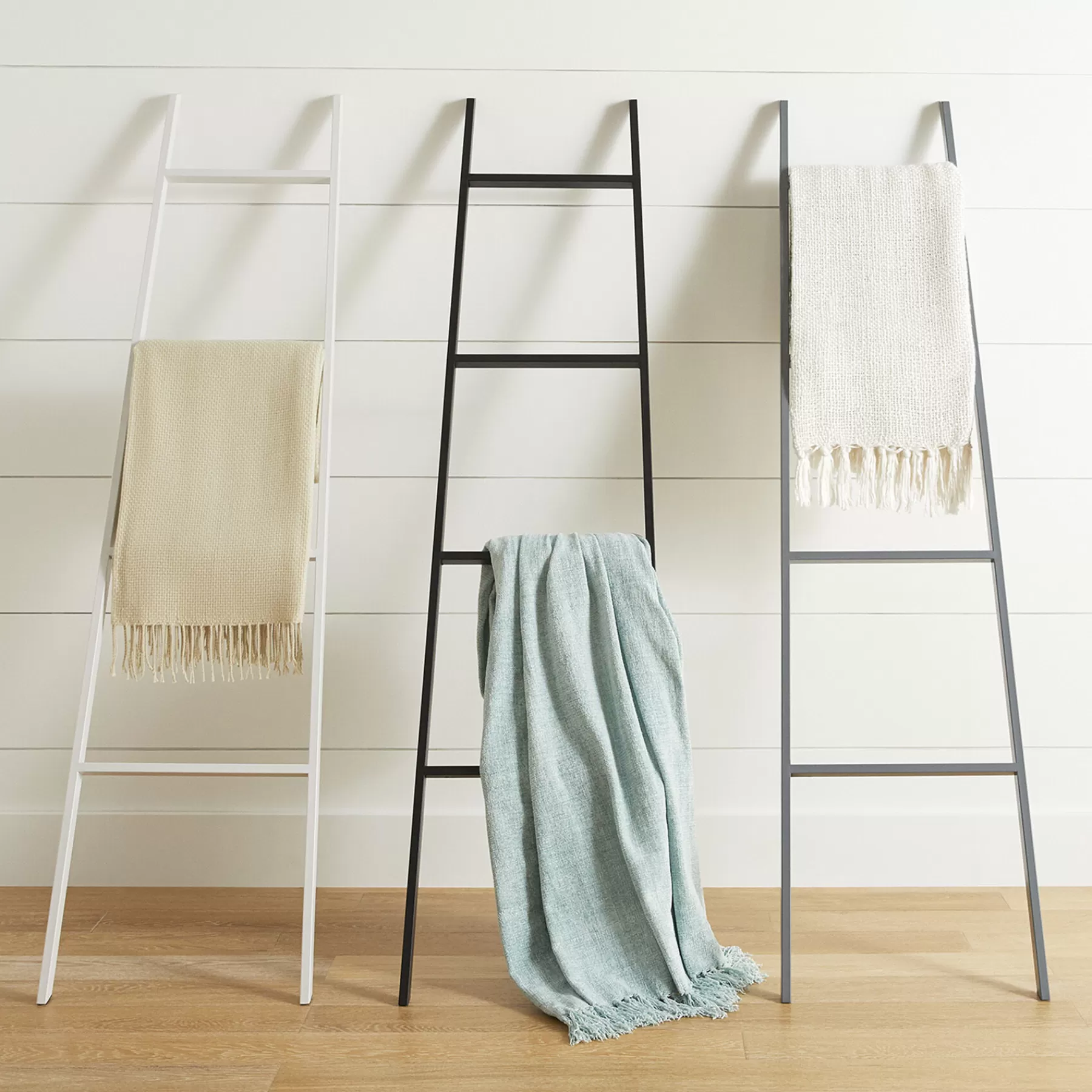 * Discount Sale White Metal 4 Tier Blanket Ladder