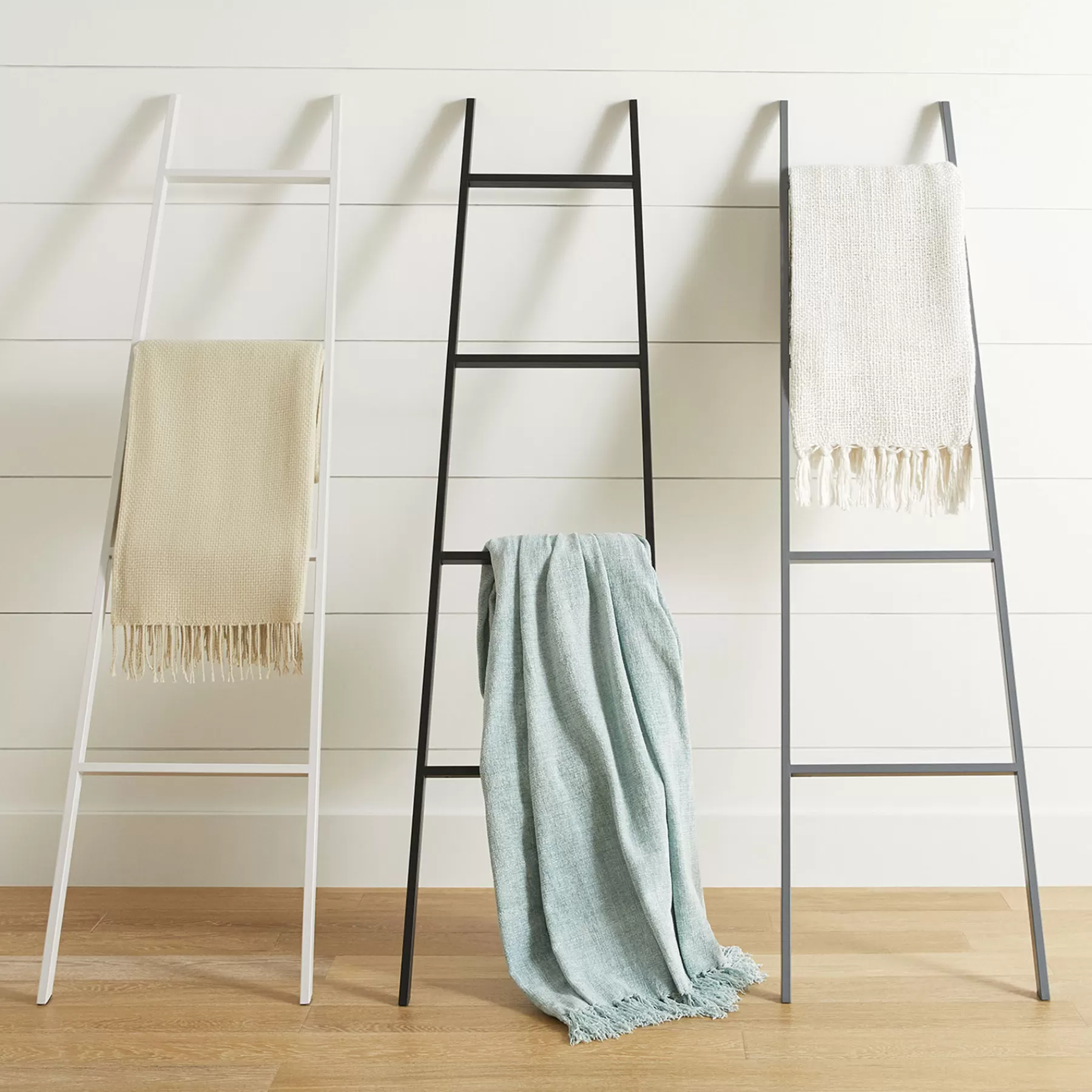 * Special Style Black Metal 4 Tier Blanket Ladder